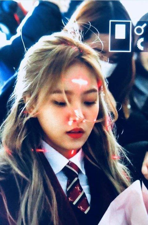 SỐC: Anti-fan tụ tập bắn laser vào mặt Yeri (Red Velvet) ngay trong buổi lễ tốt nghiệp của nữ thần tượng-1