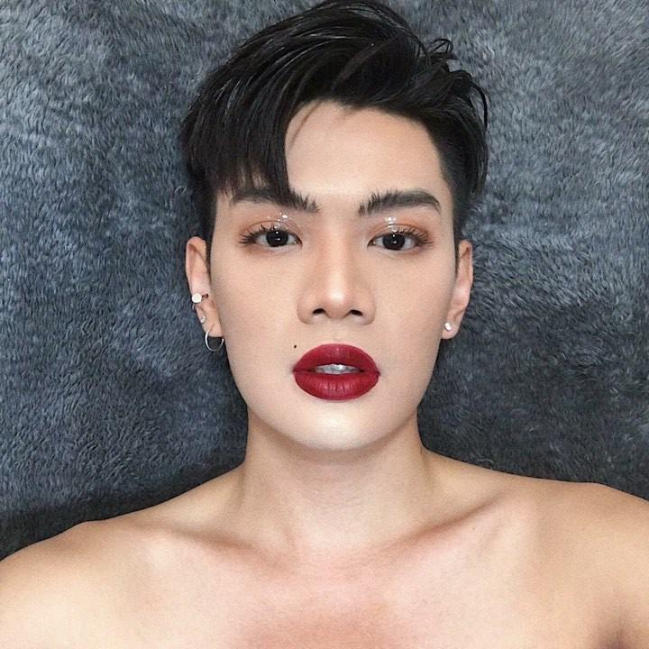 Sau bao mùa chỉ dùng son nude, giờ đây Đào Bá Lộc đã mạnh dạn swatch cả màu son đỏ-1