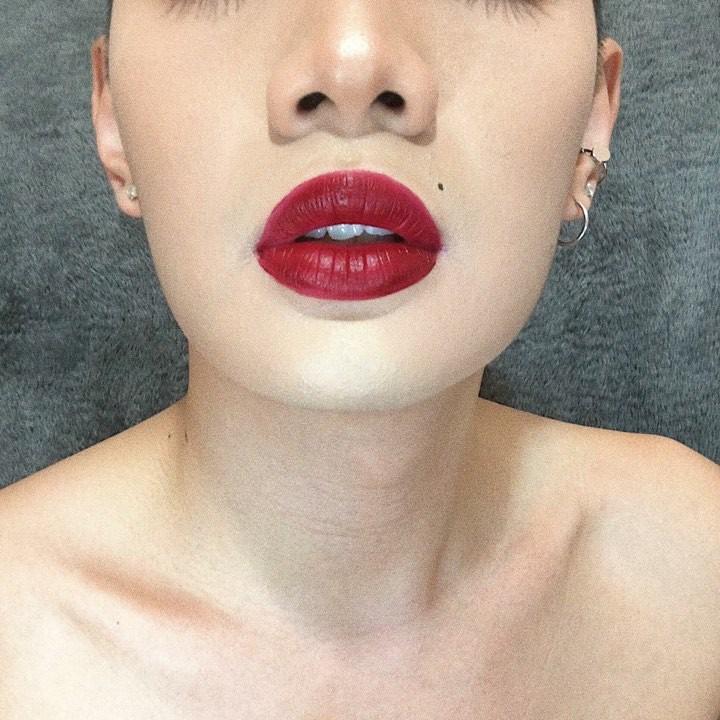 Sau bao mùa chỉ dùng son nude, giờ đây Đào Bá Lộc đã mạnh dạn swatch cả màu son đỏ-2