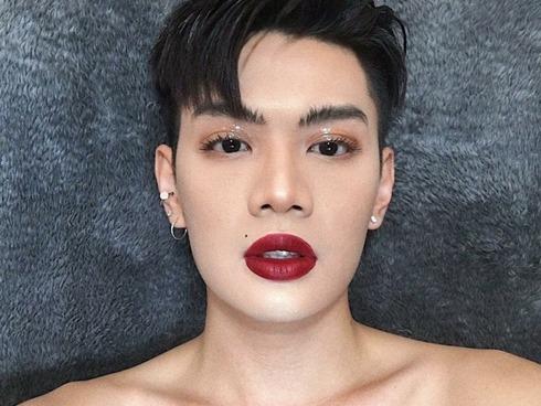 Sau bao mùa chỉ dùng son nude, giờ đây Đào Bá Lộc đã mạnh dạn swatch cả màu son đỏ