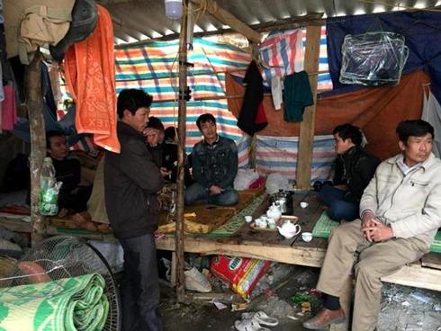 Nhà hàng lẩu thuê nữ phục vụ mặc bikini, nam nhân viên cởi trần tiếp khách-3