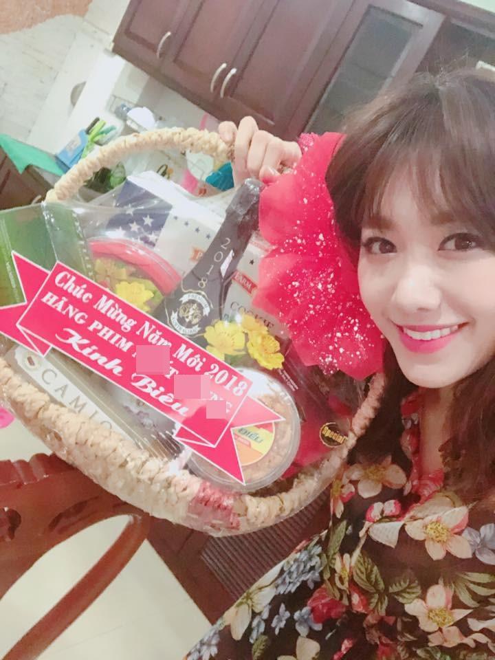 Tin sao Việt: Angela Phương Trinh trổ tài bé đảm thiết kế quà tết cho người thân-3