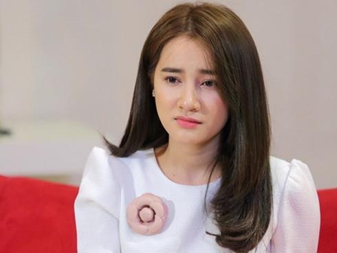 Nhã Phương đến tận nơi xin lỗi BTC Mai Vàng vì vụ Trường Giang cầu hôn