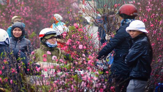 Tin tức 24h: Lời kể xót lòng của người mẹ có 2 con được nam sinh cứu khi thả cá-3