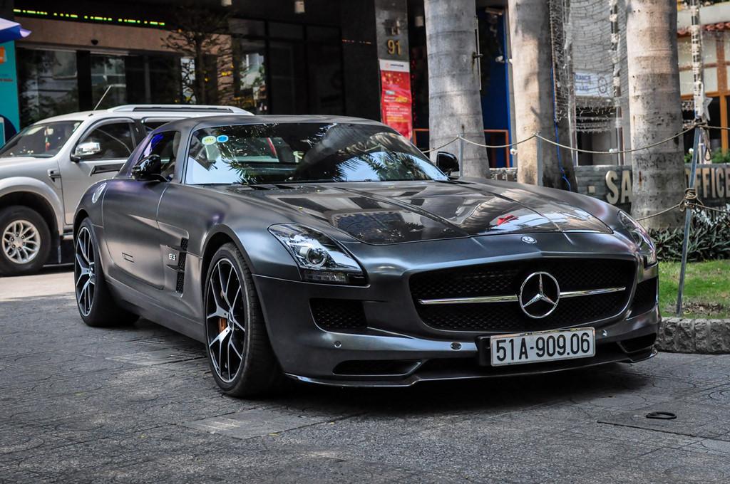 Mercedes SLS AMG GT nhà chồng Tăng Thanh Hà tái xuất trên phố-1