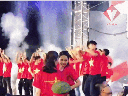 Bật cười với khoảnh khắc Đỗ Duy Mạnh của U23 Việt Nam sợ pháo bông trên sân khấu