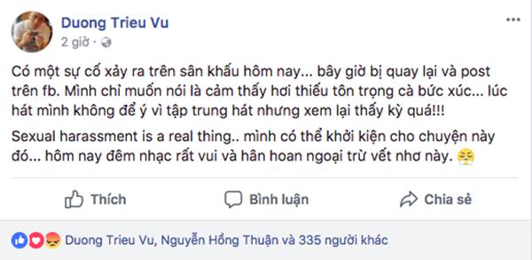 Muôn vàn tình huống ca sĩ bị fan cuồng quấy rối, sờ soạng khi đang diễn trên sân khấu-4