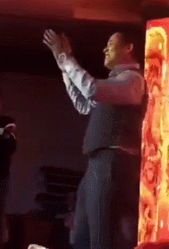 Clip gây phẫn nộ: Diễn viên nữ Trung Quốc bị sếp lớn bế bổng, quăng người vứt xuống sân khấu tiệc tất niên công ty-2