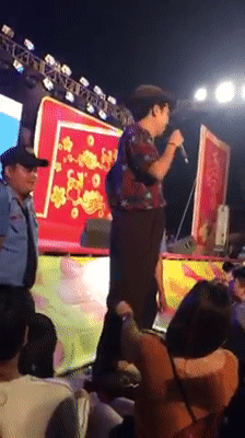 Cũng bị kéo quần khi đang diễn, Trường Giang đáp trả khiến fan nữ xấu hổ-2