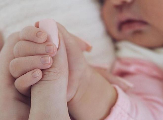 Bức ảnh con gái Kylie Jenner gây bão mạng-1