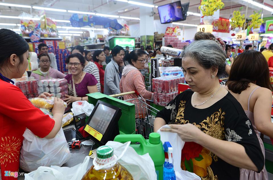 Sắm Tết ngày chủ nhật cuối cùng của năm: Mất gần cả giờ để trả tiền-2