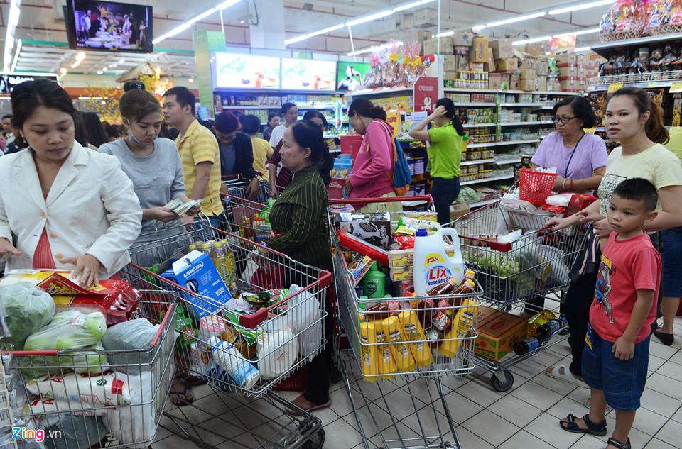 Sắm Tết ngày chủ nhật cuối cùng của năm: Mất gần cả giờ để trả tiền-3