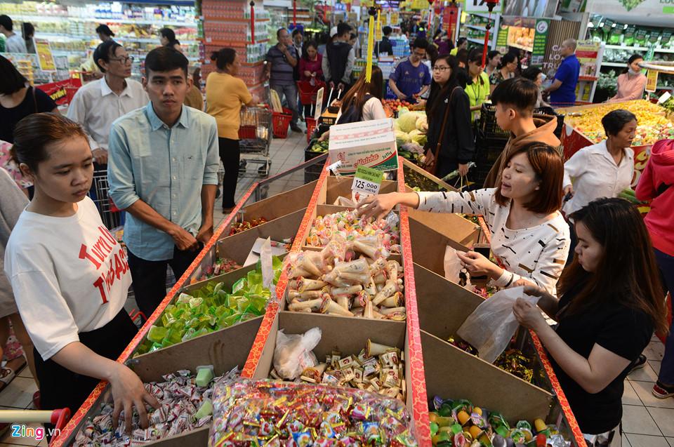 Sắm Tết ngày chủ nhật cuối cùng của năm: Mất gần cả giờ để trả tiền-11