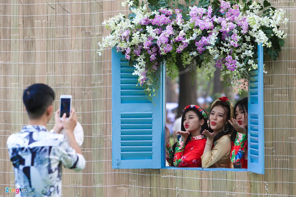 Hàng nghìn người dạo chơi Hội hoa xuân Tao Đàn-7