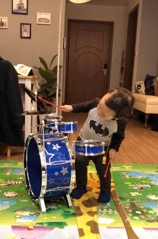 Hot girl - hot boy Việt: Ly Kute khoe con trai Khoai Tây trổ tài làm nhạc công siêu đáng yêu-2