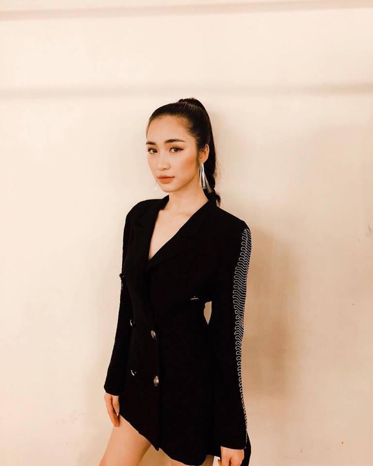 Diện chung thiết kế, Kỳ Duyên sang chảnh nhờ body xuất sắc - Hòa Minzy lọt thỏm vì vóc dáng nhỏ bé-5