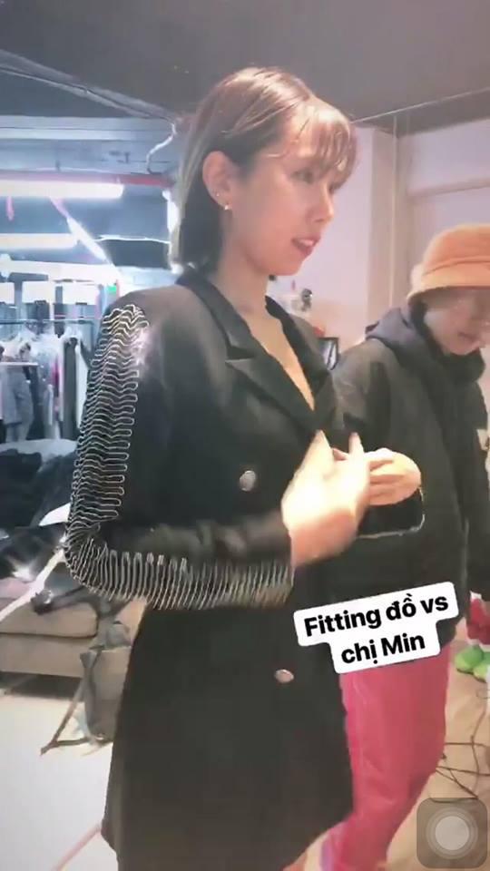 Diện chung thiết kế, Kỳ Duyên sang chảnh nhờ body xuất sắc - Hòa Minzy lọt thỏm vì vóc dáng nhỏ bé-6