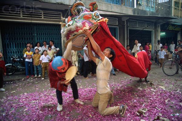 Múa lân chào đón năm mới sau khi đốt pháo xua tan những đen đủi, chào đón vận may. (Nguồn: Internet)