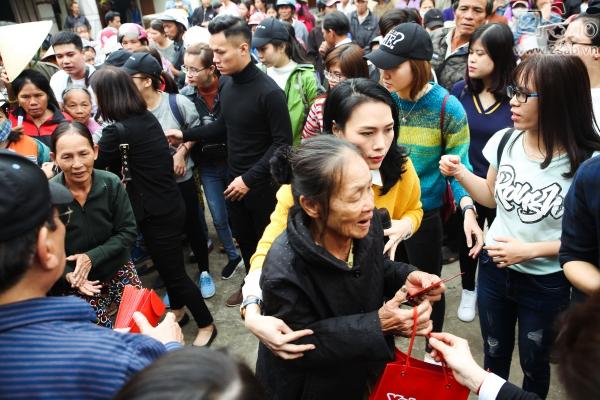 Một triệu biểu cảm đặc biệt của Mỹ Tâm trong chuyến từ thiện khép lại năm 2017 đại thắng-5