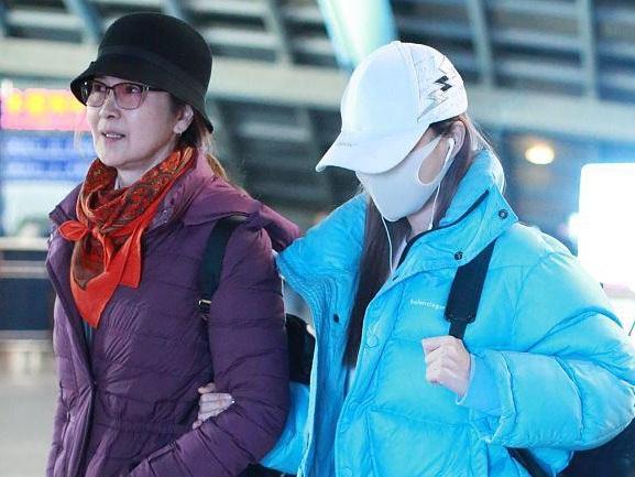 Lý Tiểu Lộ gầy đi trông thấy, một mình đưa con gái đi du lịch mà không có Giả Nãi Lượng-9