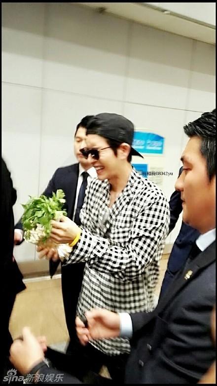 Muôn vàn món quà fan tặng thần tượng: Từ rẻ tiền độc lạ cho đến đắt đỏ siêu sang-1