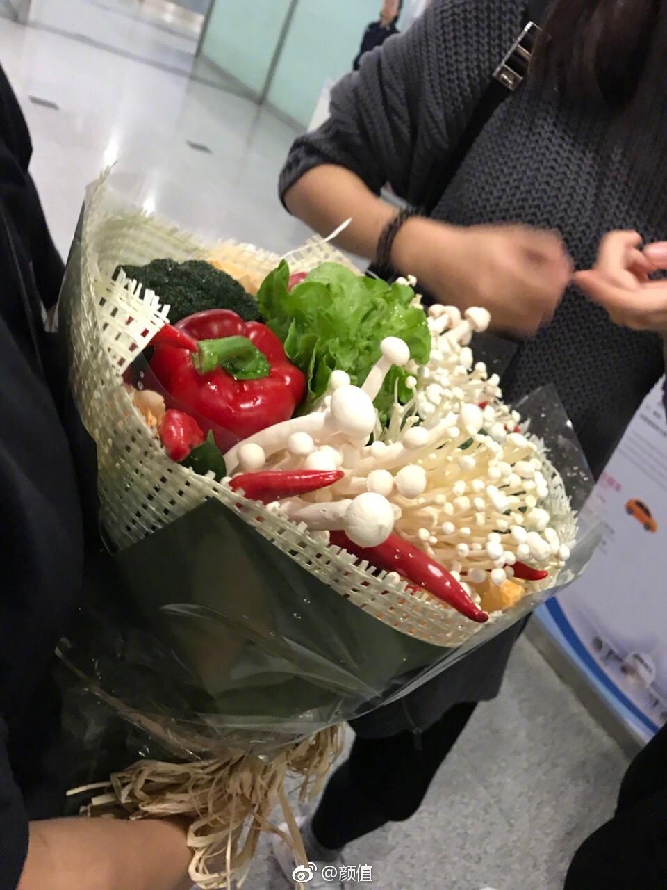 Muôn vàn món quà fan tặng thần tượng: Từ rẻ tiền độc lạ cho đến đắt đỏ siêu sang-2