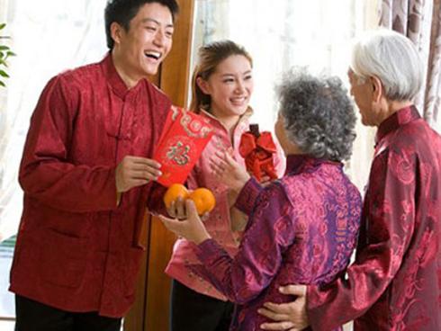 Muốn giàu sang phú quý, gia chủ cần chọn tuổi xông đất nào cho phù hợp Tết 2018?