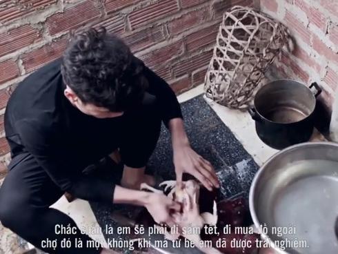 Khoảnh khắc Bùi Tiến Dũng thịt gà chuẩn bị làm cơm gây bão mạng