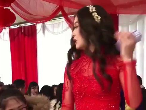 Clip gây bão ngày cuối năm: Cô dâu uống cả bát rượu để nhận tiền mừng từ khách mời