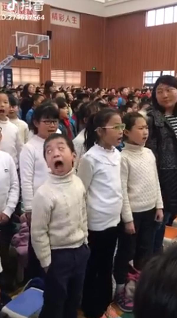 Cậu bé diễn sâu, đặt trọn tâm trí vào bài hát khiến dân mạng cười ngả nghiêng-1