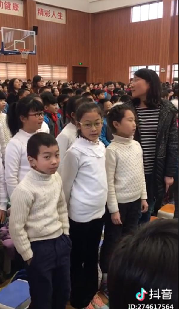 Cậu bé diễn sâu, đặt trọn tâm trí vào bài hát khiến dân mạng cười ngả nghiêng-2