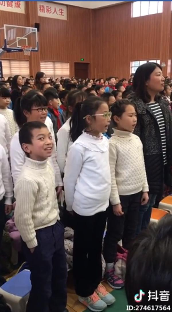 Cậu bé diễn sâu, đặt trọn tâm trí vào bài hát khiến dân mạng cười ngả nghiêng-3