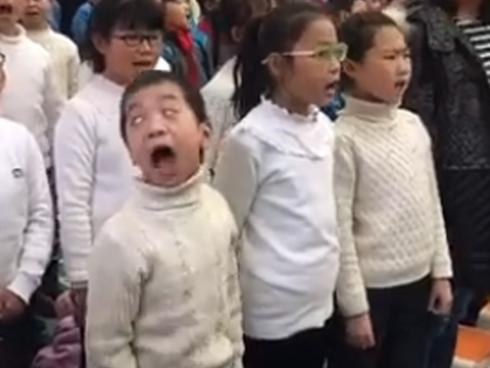 Cậu bé 'diễn sâu', đặt trọn tâm trí vào bài hát khiến dân mạng cười ngả nghiêng