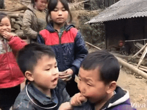 Clip: Xúc động trước khoảnh khắc đua xe cút kít của trẻ em vùng cao