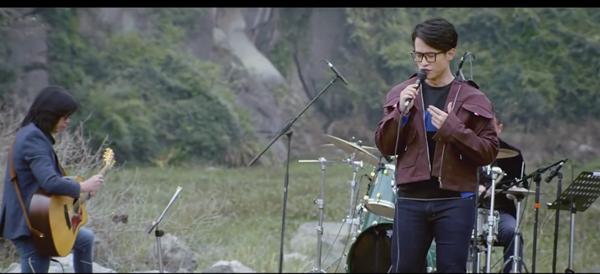 Hà Anh Tuấn lại khiến fan thổn thức khi cover Mưa phi trường của Lam Trường-2