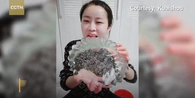 Giới trẻ Trung Quốc livestream ăn đá lạnh bất chấp nguy hại sức khỏe-2