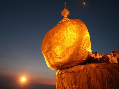 Hòn đá thiêng 'nghiêng không đổ' ở Myanmar