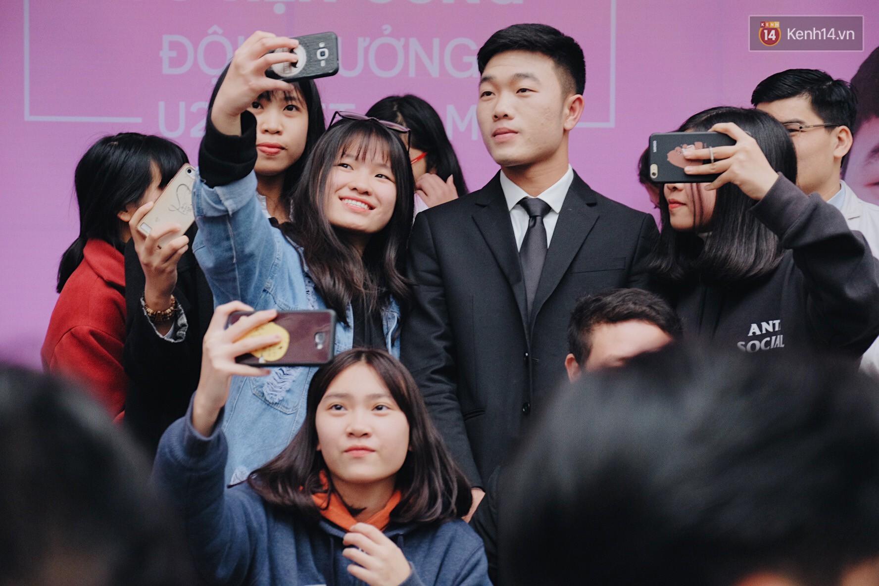 Fan Xuân Trường khóc thét: Ai nỡ dặm phấn trắng bệch hại cực phẩm của U23 thế này?-2