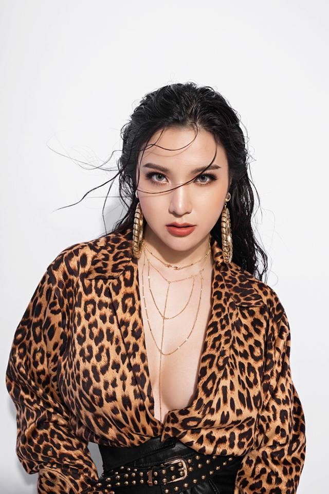 Hot girl - hot boy Việt: Sau tỏ tình lãng mạn trên truyền hình, Yến Tatoo lộ ảnh tấm bé xinh lung linh-9