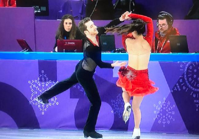 Olympic 2018: Bị tuột áo khi đang biểu diễn, nữ vận động viên chữa cháy khiến cả thế giới phải chú ý-1