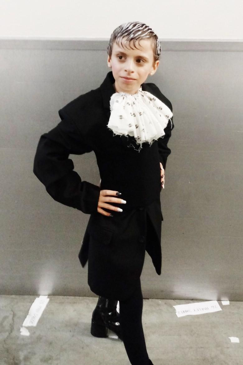 Có bao nhiêu cô nàng sẽ giơ tay tự tin mình catwalk dẻo hơn bé mẫu nhí 10 tuổi này?-2