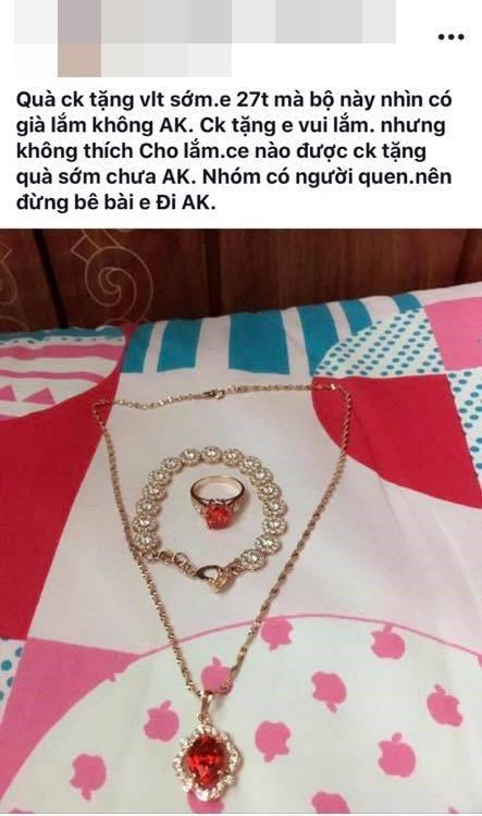 Tranh cãi chuyện vợ trẻ khoe được tặng bộ trang sức bằng vàng, dân mạng ‘bóc phốt’ nghi là đồ mỹ ký-1