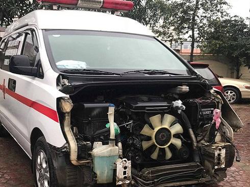 Xe cứu thương tông 3 người một gia đình nguy kịch, tài xế lái xe bỏ trốn