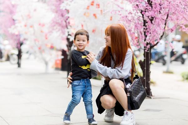 Dạo phố đầu xuân cùng con trai, single mom Thu Thủy đã buông bỏ hoàn toàn bi lụy-2