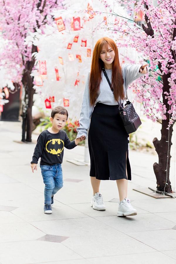 Dạo phố đầu xuân cùng con trai, single mom Thu Thủy đã buông bỏ hoàn toàn bi lụy-3
