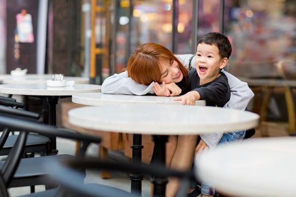 Dạo phố đầu xuân cùng con trai, single mom Thu Thủy đã buông bỏ hoàn toàn bi lụy-4
