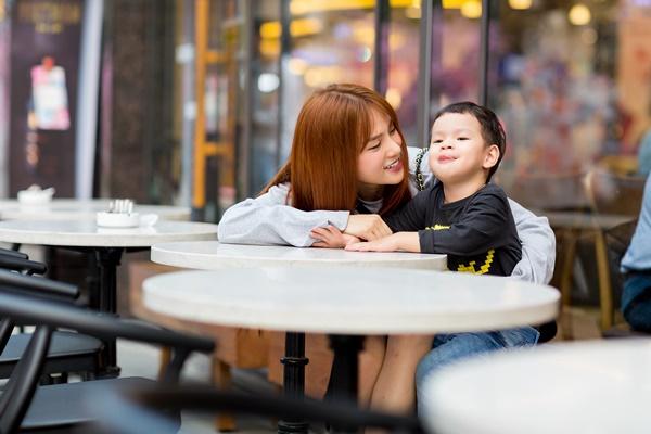 Dạo phố đầu xuân cùng con trai, single mom Thu Thủy đã buông bỏ hoàn toàn bi lụy-6