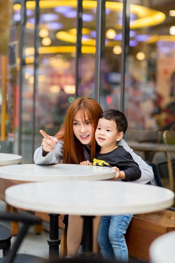 Dạo phố đầu xuân cùng con trai, single mom Thu Thủy đã buông bỏ hoàn toàn bi lụy-5