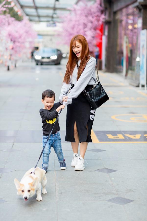 Dạo phố đầu xuân cùng con trai, single mom Thu Thủy đã buông bỏ hoàn toàn bi lụy-8