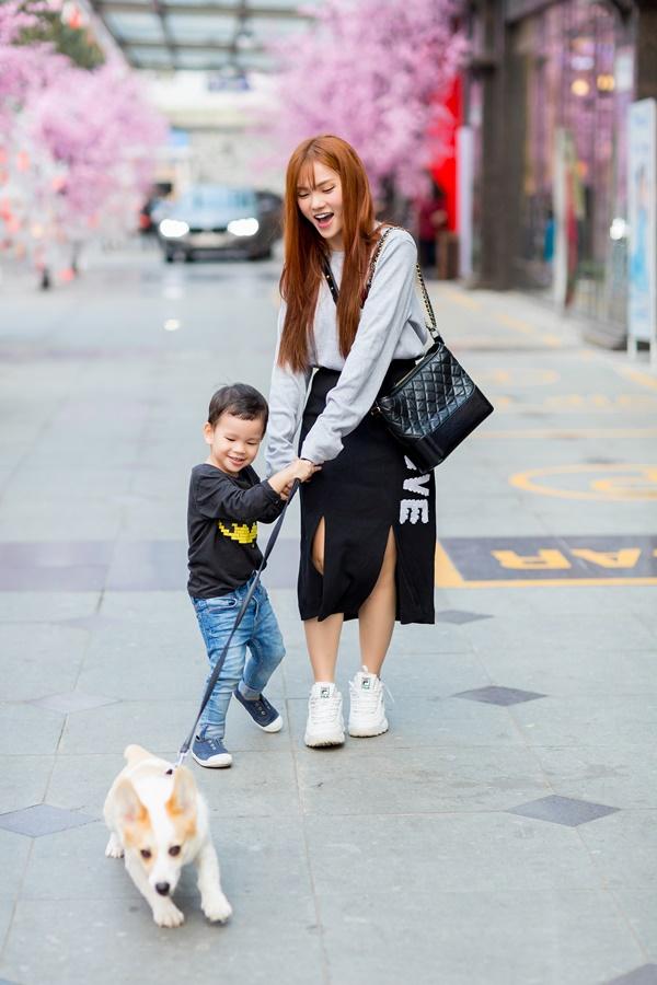 Dạo phố đầu xuân cùng con trai, single mom Thu Thủy đã buông bỏ hoàn toàn bi lụy-9